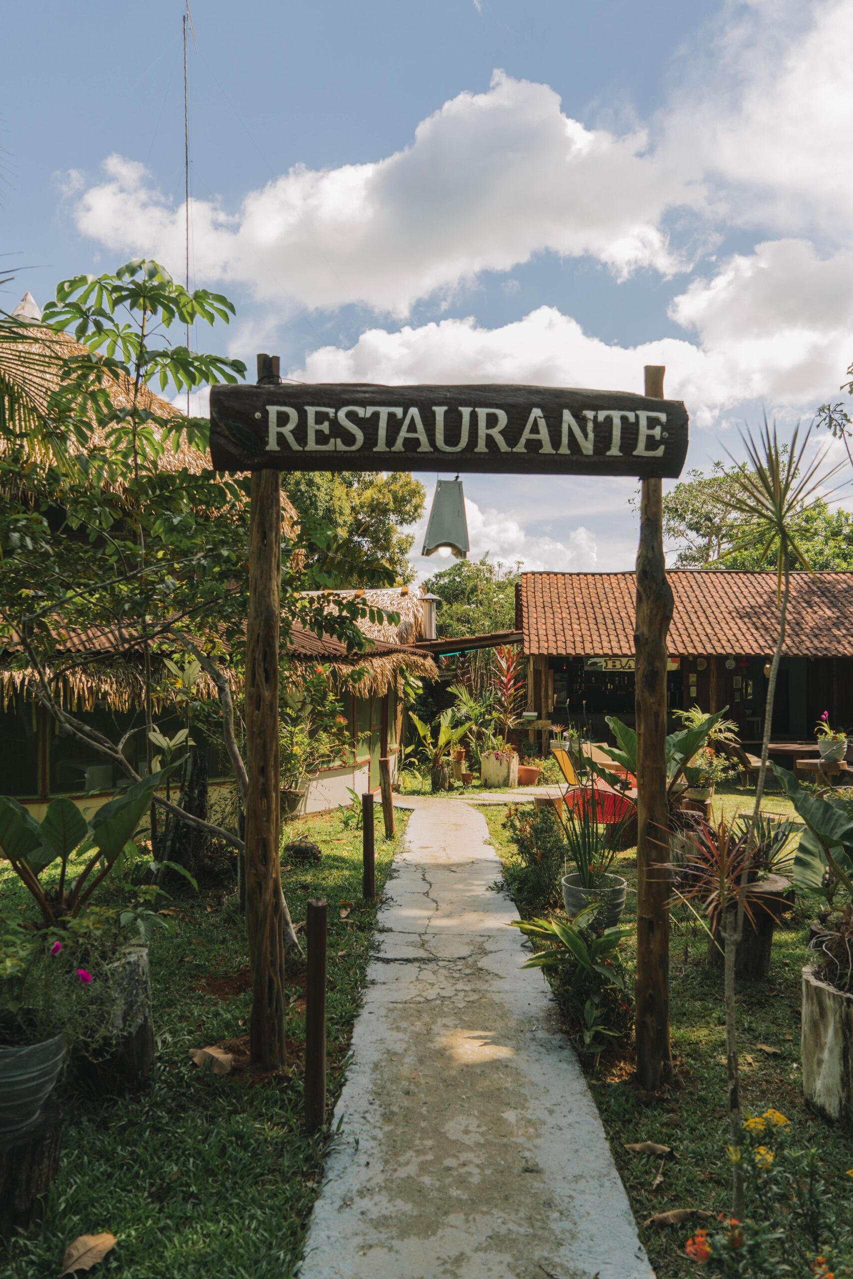 Als de weg naar het restaurant al zo uitnodigt, zit het wel goed. Een rustiek houten 'Restaurante'-bord overspant een stenen pad dat door een weelderige tropische tuin leidt naar de openlucht eetzaal van de Amazon Turtle Lodge