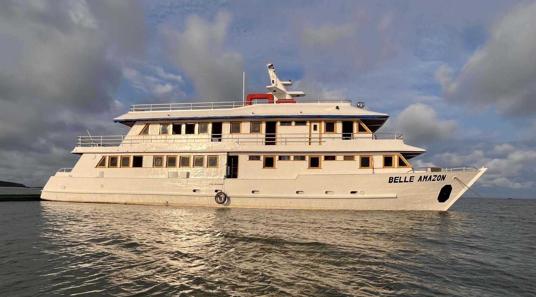 Das wird die nächsten Tage Ihr Zuhause sein. Hätte schlechter kommen können. Das mehrstöckige Flusskreuzfahrtschiff Belle Amazon liegt ruhig auf dem Wasser unter bewölktem Himmel