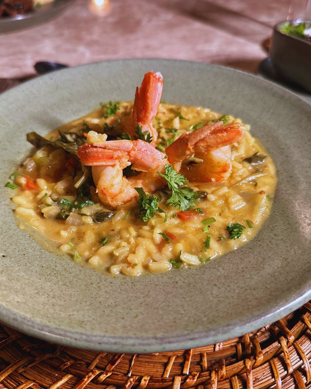 Cremiges Garnelen-Risotto mit frischen Kräutern in einer Steinzeugschale, serviert beim Abendessen in der Juma Amazon Jungle Lodge