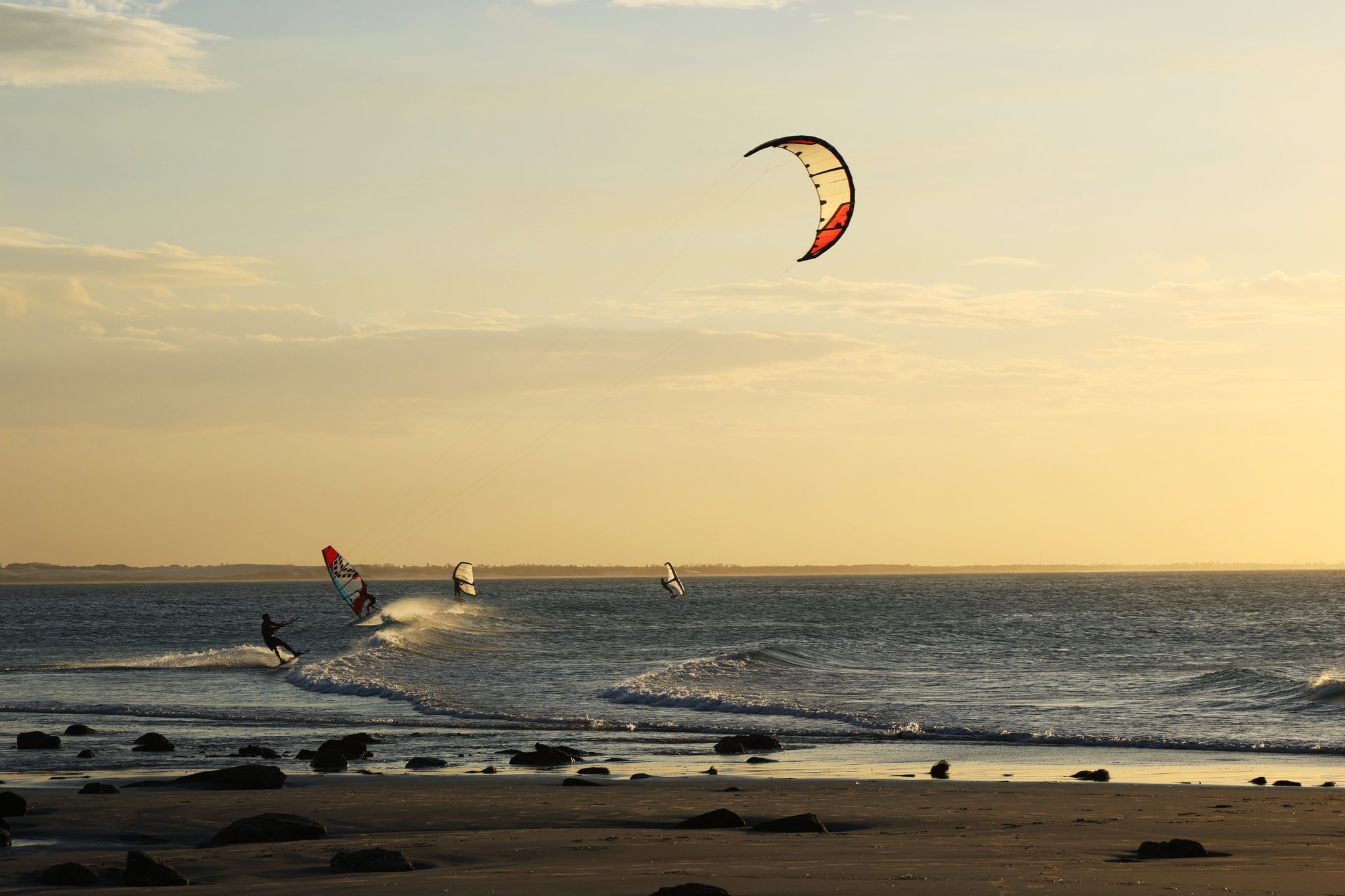 Kites, sails, and rolling surf — the coast comes alive at dusk. Photo: Valdeci Lima Photo 1
