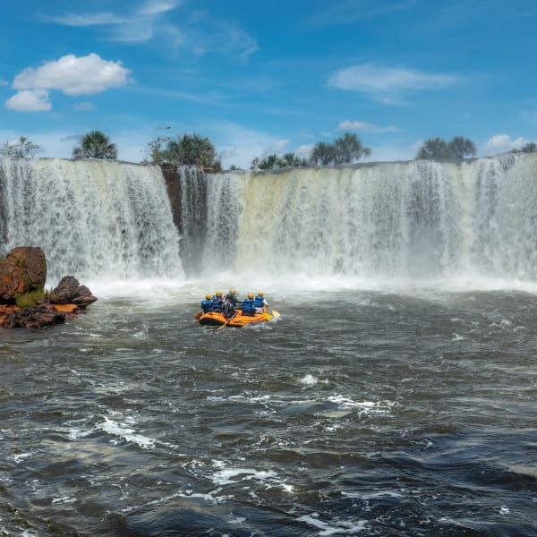 Ein Raftingboot nähert sich dem Wasserfall Cachoeira da Velha im Jalapão, Tocantins, Brasilien.