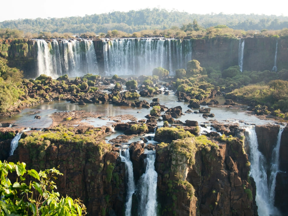 Die Iguaçu-Wasserfälle von der brasilianischen Seite des Iguaçu-Nationalparks aus gesehen, Brasilien.