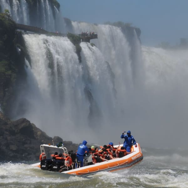 Ein Boot der Macuco Safari bringt Besucher an den Fuß der Iguaçu-Wasserfälle, Brasilien.
