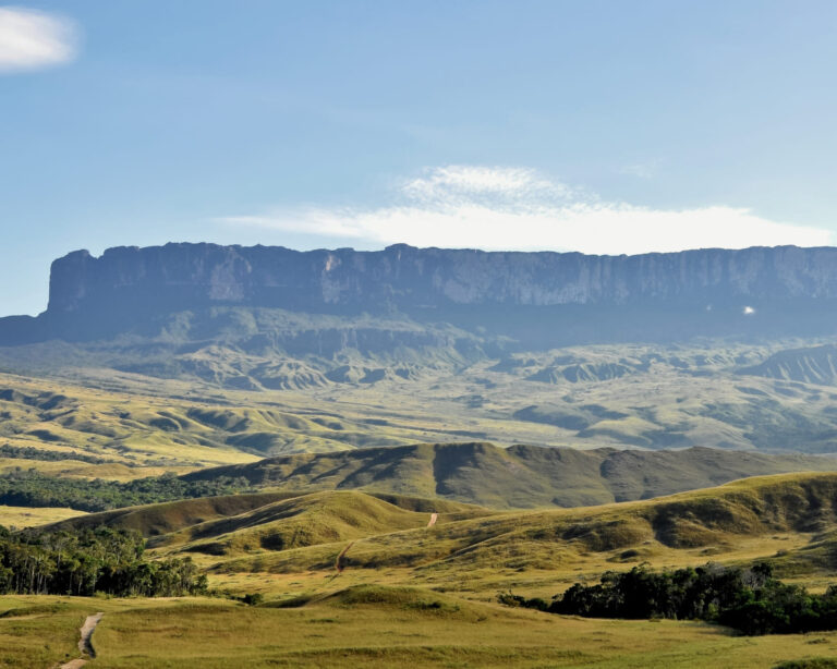 De vlakke tafelberg (tepui) van Roraima die oprijst boven de groene savanne van de Gran Sabana in Venezuela De vlakke tafelberg (tepui) van Roraima die oprijst boven de groene savanne van de Gran Sabana in Venezuela