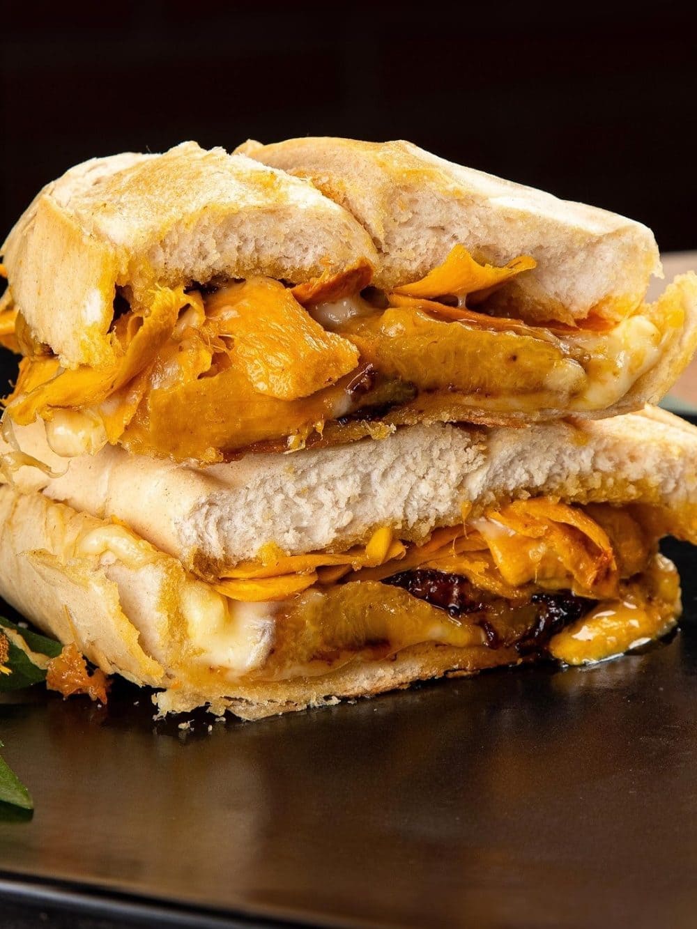 Sandwich im X-caboquinho-Stil: Weißbrötchen mit orangefarbenem Amazonas-Fruchtfleisch und geschmolzenem Queijo Coalho