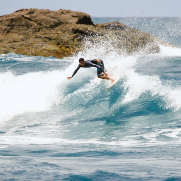 Ein Surfer reitet eine Welle vor der Küste von Itacaré, Bahia, Brasilien.