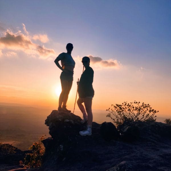 Zwei Wanderer als Silhouette auf einem Felsen bei Sonnenuntergang in der Chapada Diamantina, Brasilien.
