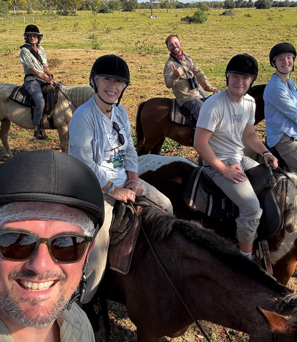 Sally y su familia a caballo, con casco, en la hacienda del Pantanal