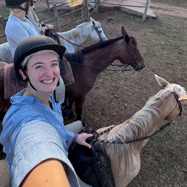 Sally se hace un selfie a caballo junto a un caballo claro
