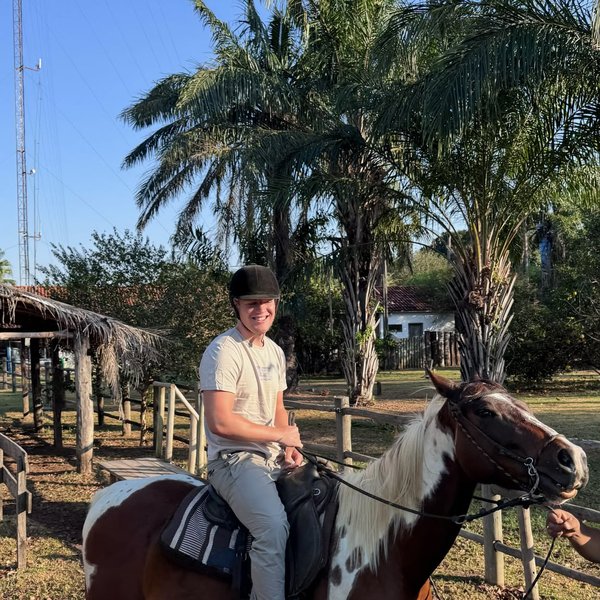El hijo de Sally montando un caballo pinto en la hacienda