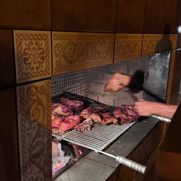 Cortes de carne en la parrilla de la posada