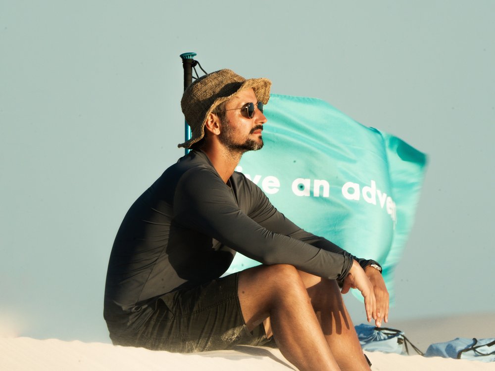 Le voyageur portugais Diogo Melo se reposant sur une dune des Lençóis Maranhenses