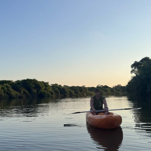 Kayak en el río Aquidauana al atardecer
