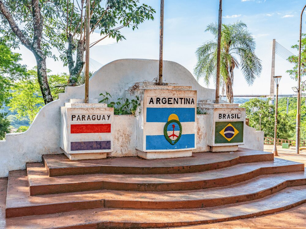 Monument des Trois Frontières aux drapeaux du Paraguay, de l'Argentine et du Brésil