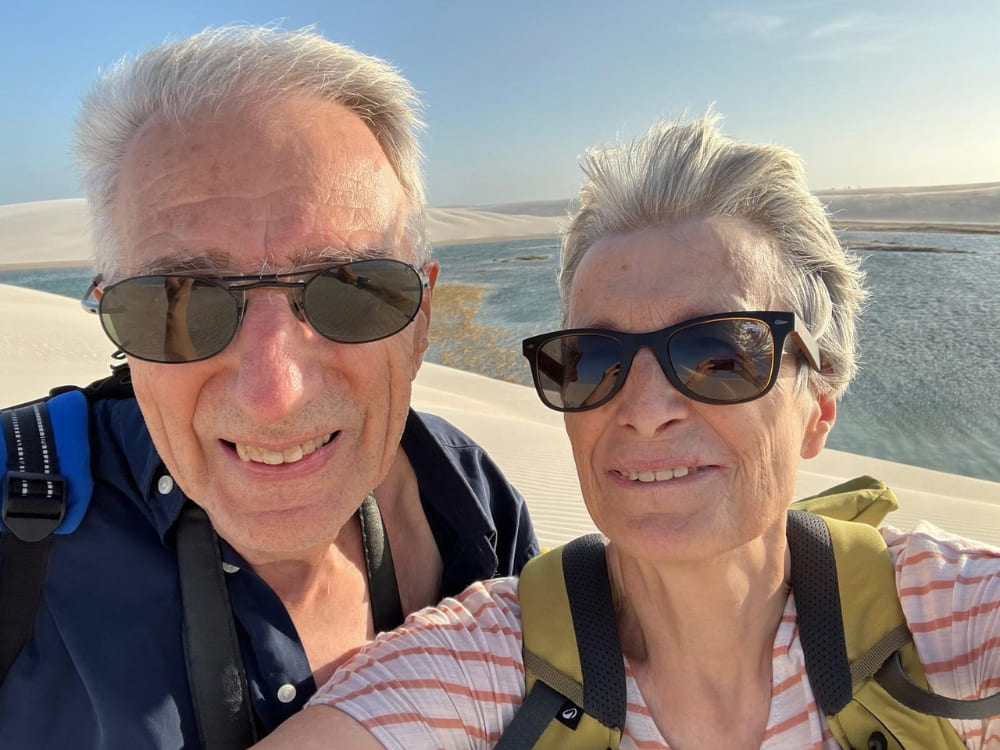 Maja et Slobodan Žumer souriants en selfie sur une dune, au-dessus d’une lagune des Lençóis Maranhenses
