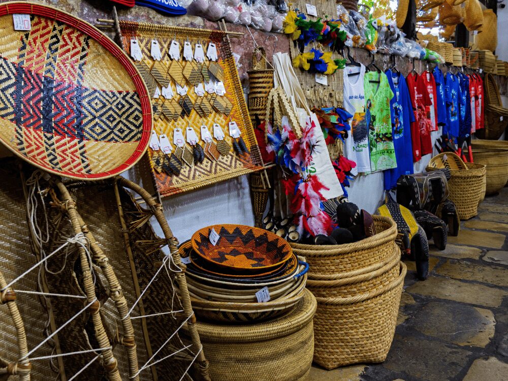 Boutique d’artisanat à Manaus avec paniers tressés, plateaux peints, bijoux en graines et t-shirts souvenirs