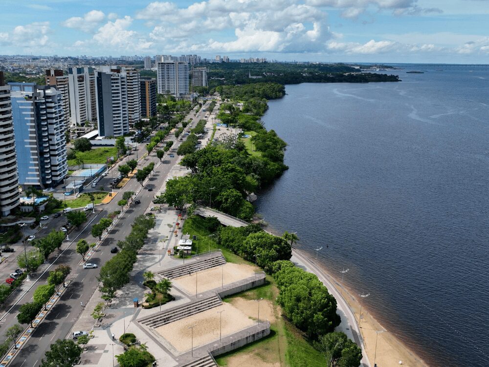Vue aérienne du front de mer de Ponta Negra à Manaus, avec ses immeubles, sa promenade au bord de l’eau et le Rio Negro
