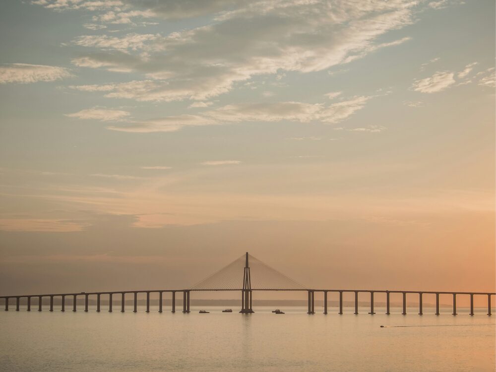Le pont du Rio Negro à Manaus au coucher du soleil, la ville d’où partent la plupart des excursions en Amazonie au Brésil